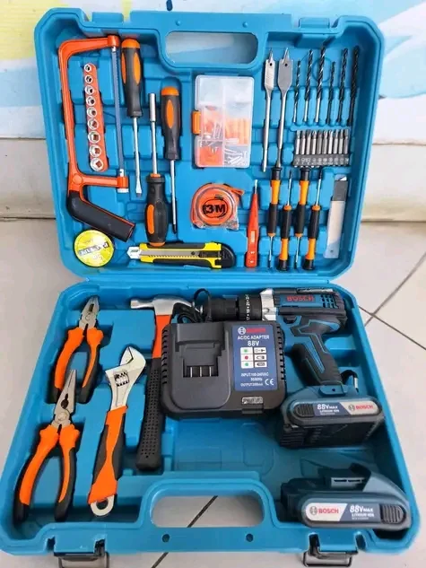 MAKITA CARGER DRILL WITH ACCESSORIES