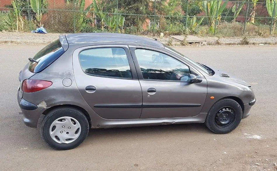 2000 Model-Peugeot
