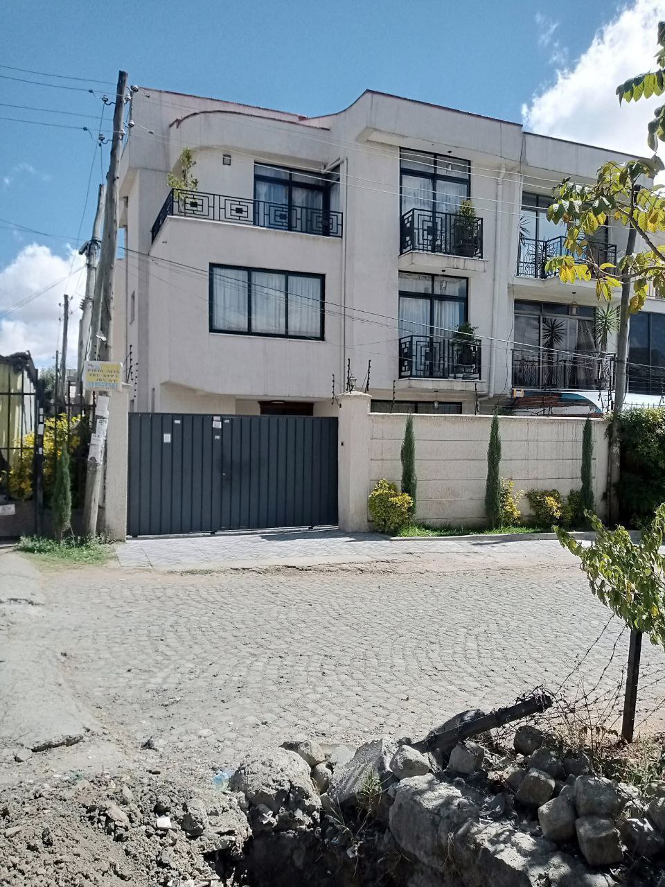 175 ካሬ የሚሸጥ G+2 ቤት በሰሚት