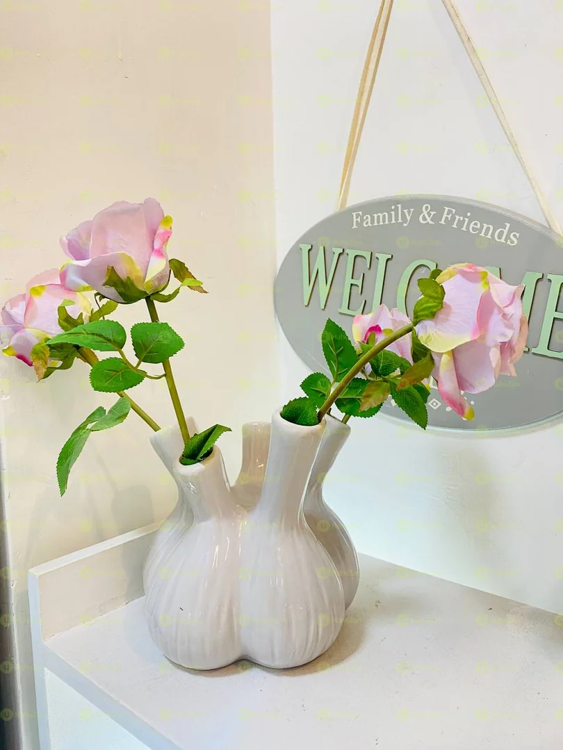 Knollen White Vase with Flower