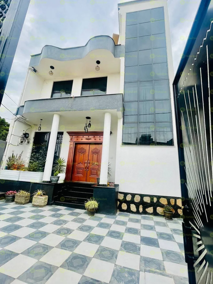 250 ካሬ የሚሸጥ G+2 ቤት በአዲሱ ገበያ