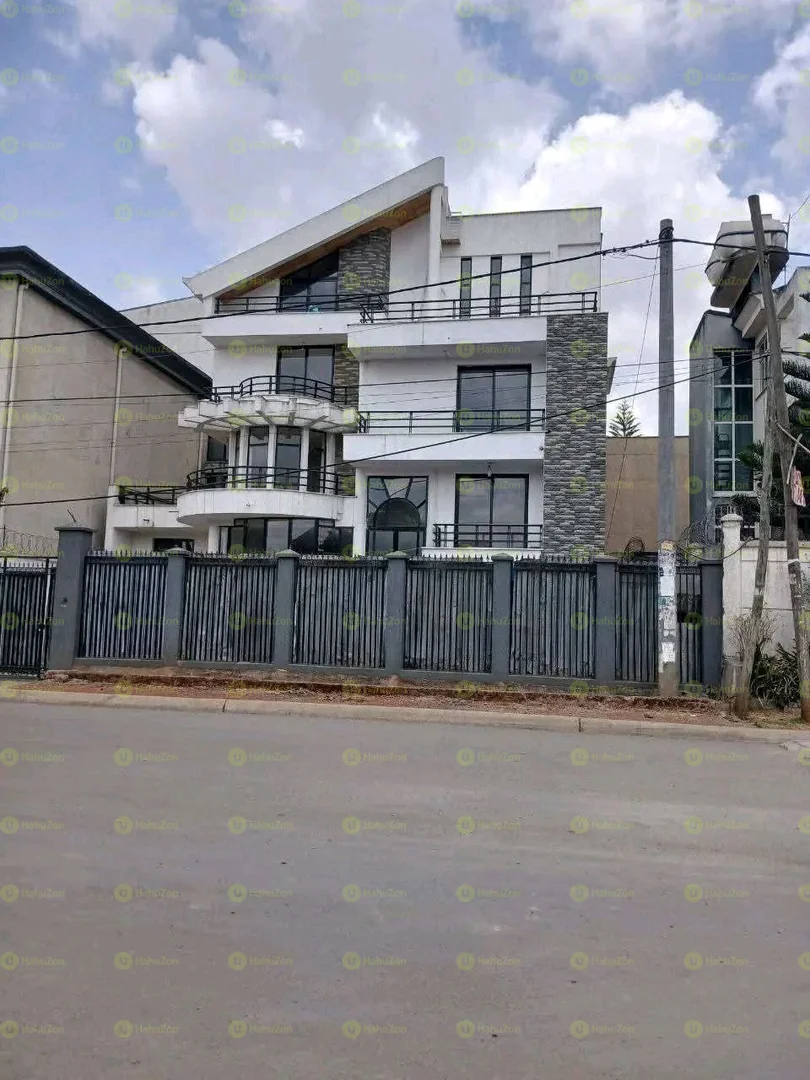 300 ካሬ የሚሸጥ G+3 ቤት በሰሚት ሳፋሪ
