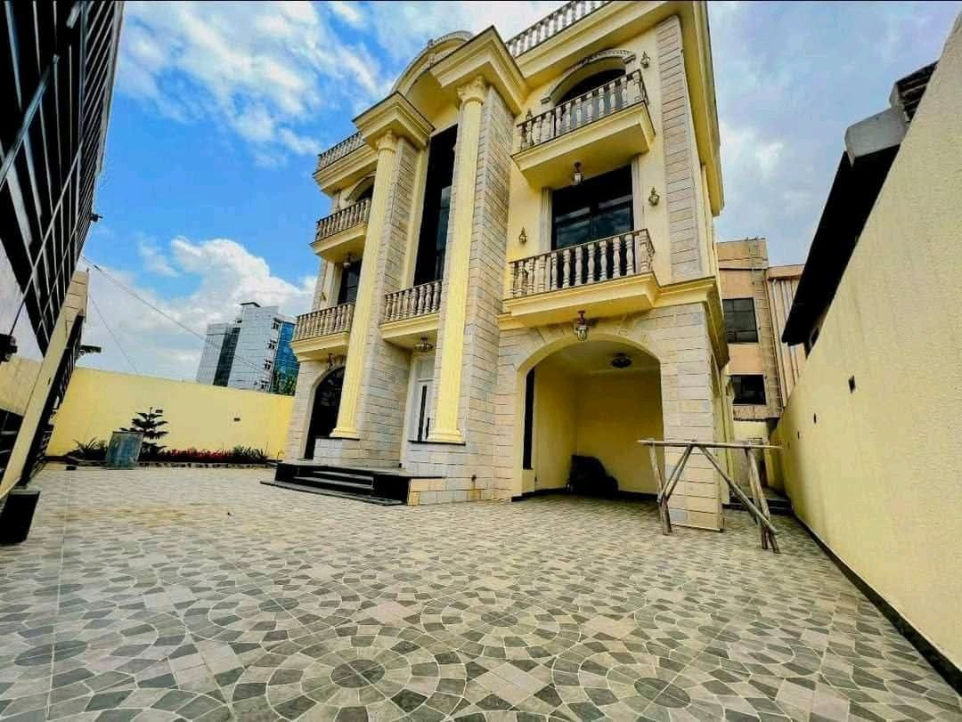 300 ካሬ የሚሸጥ G+2 ቤት በመገናኛ አምቼ