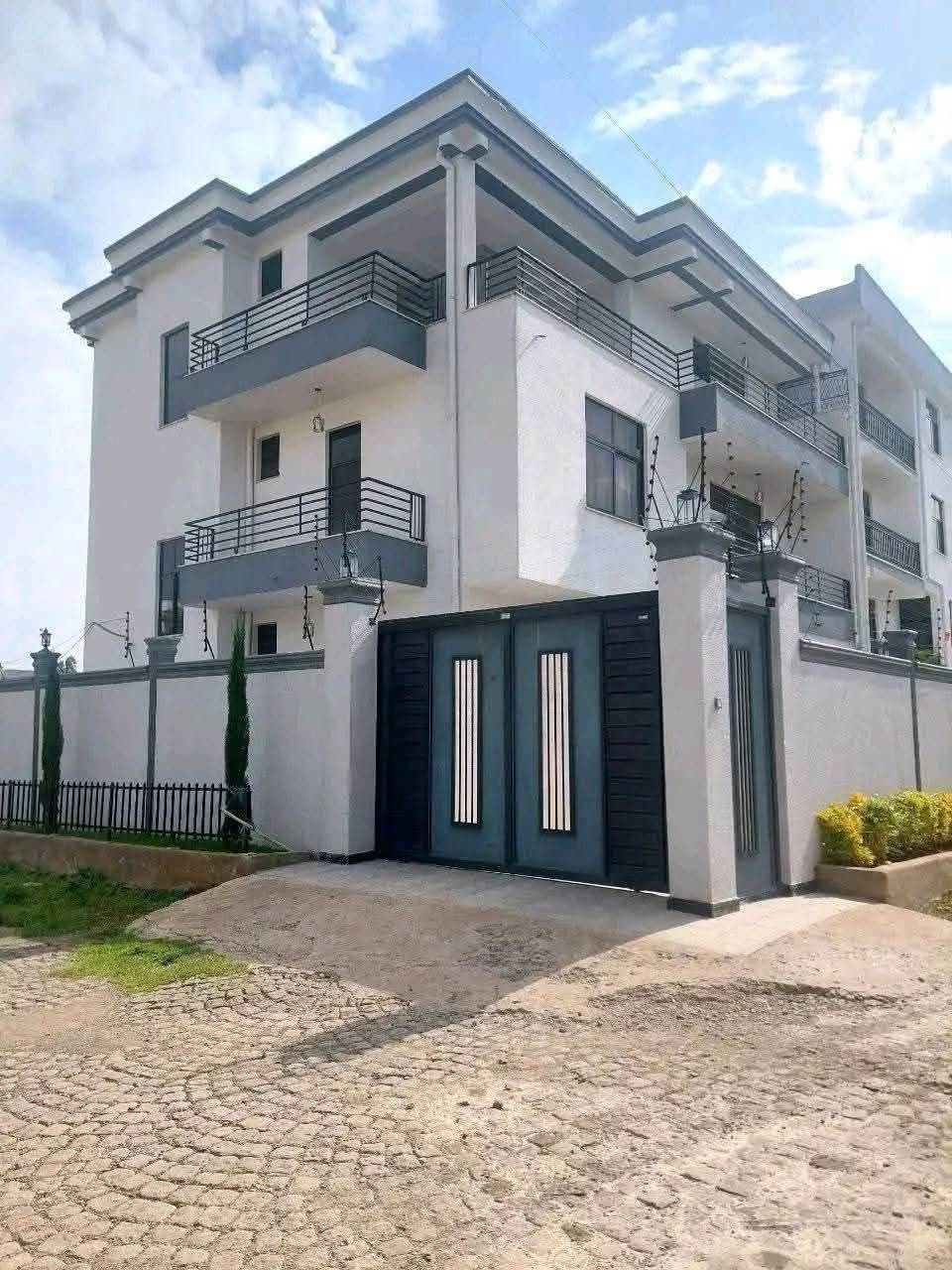 250 ካሬ የሚሸጥ  G+2 ቤት በአያት