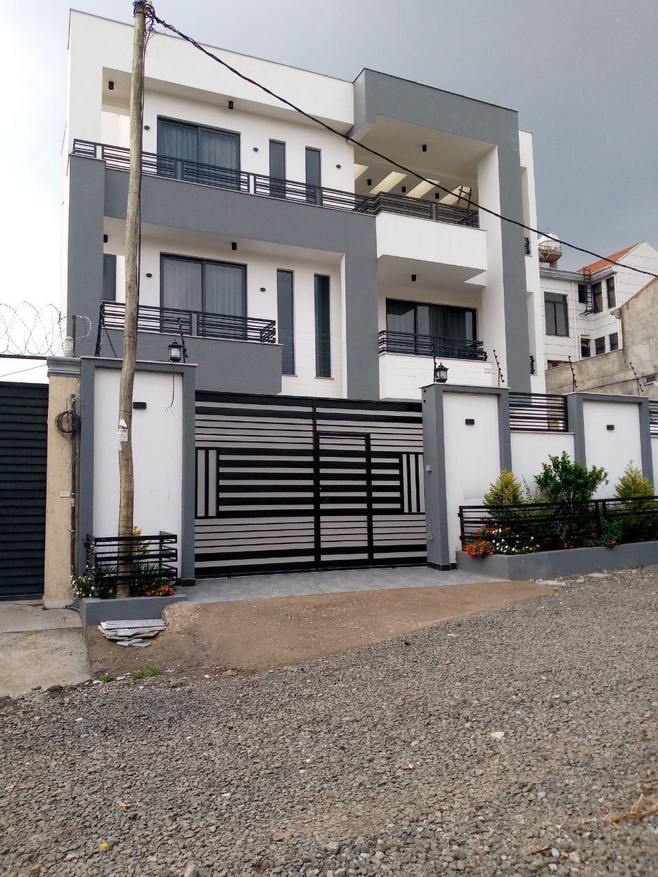 250 ካሬ የሚሸጥ G+2 ቤት በሰሚት