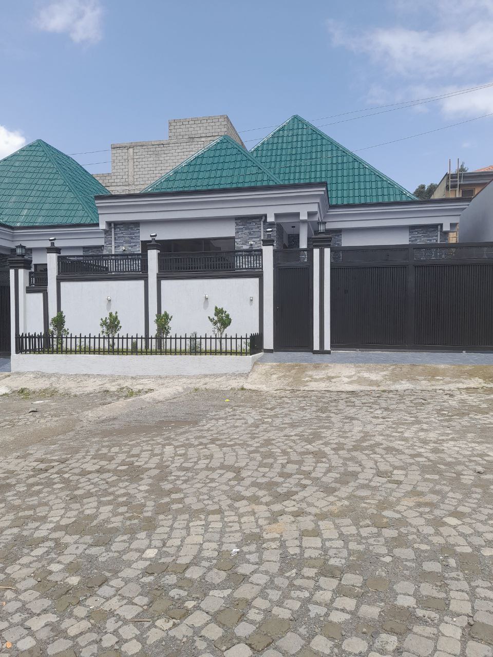 250 ካሬ የሚሸጥ ቪላ ቤት በሰሚት
