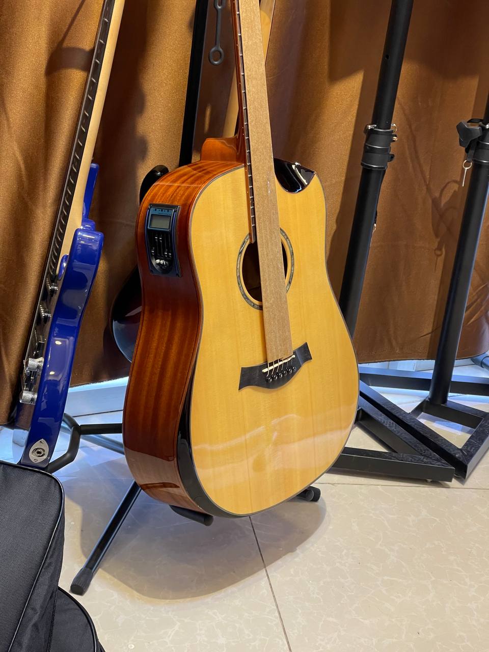 FR.Antonio 810 Guitar
