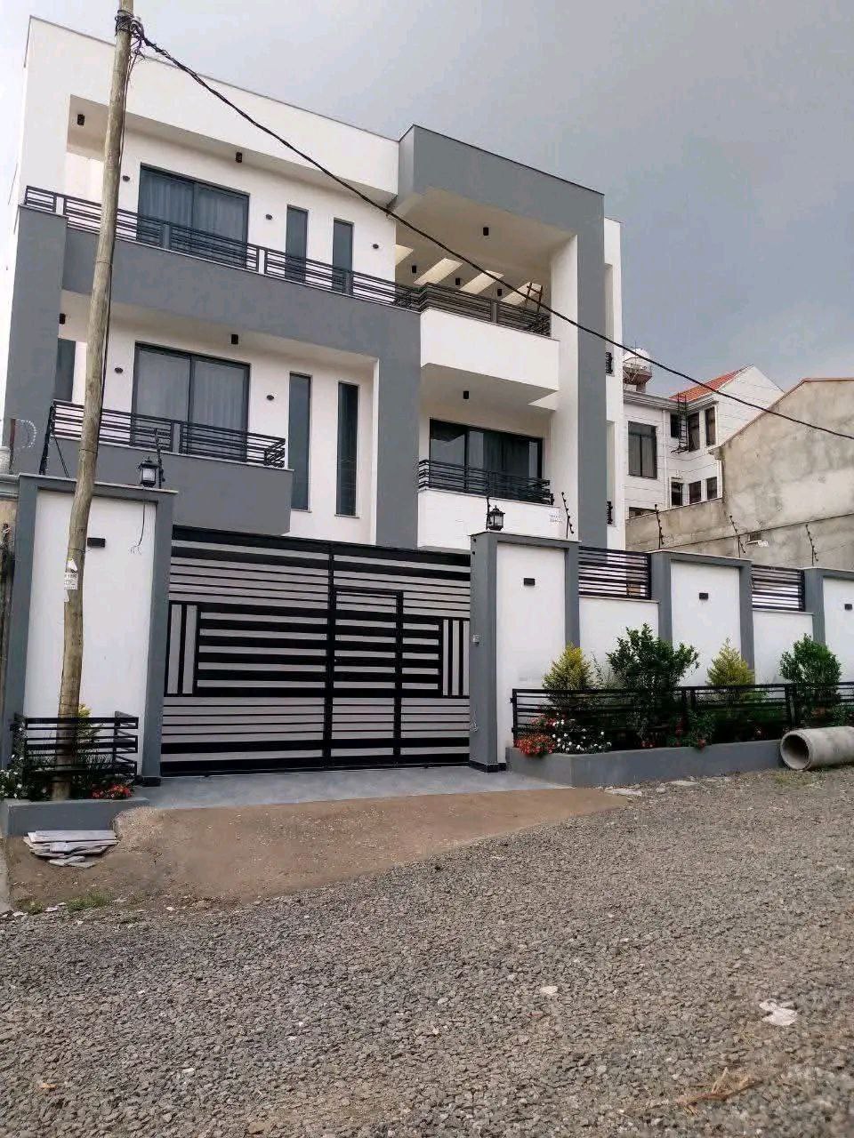250 ካሬ የሚሸጥ  G+2 ቤት በሰሚት