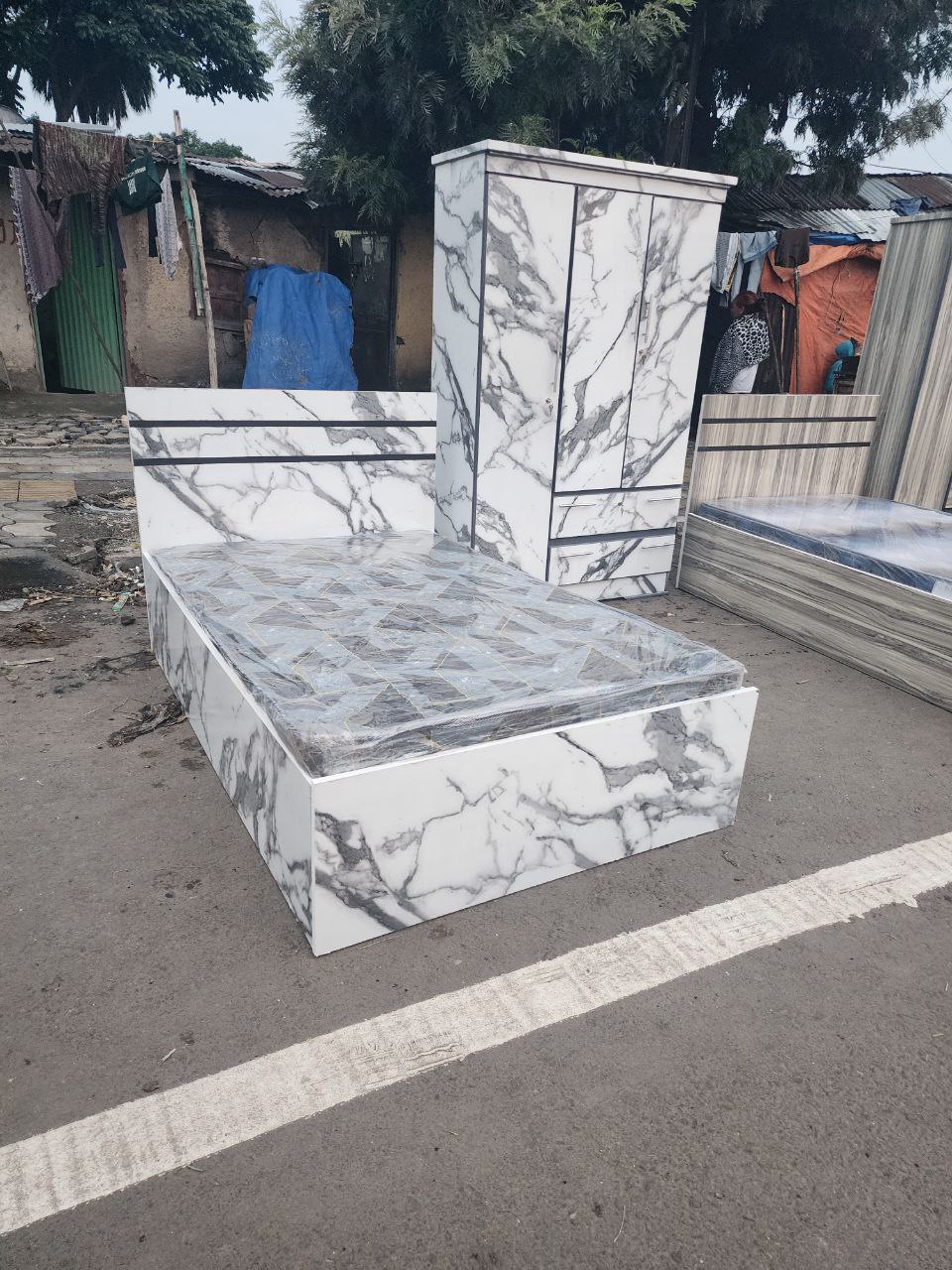 ላምነትድ አልጋና ፍራሽ + ቁምሳጥን