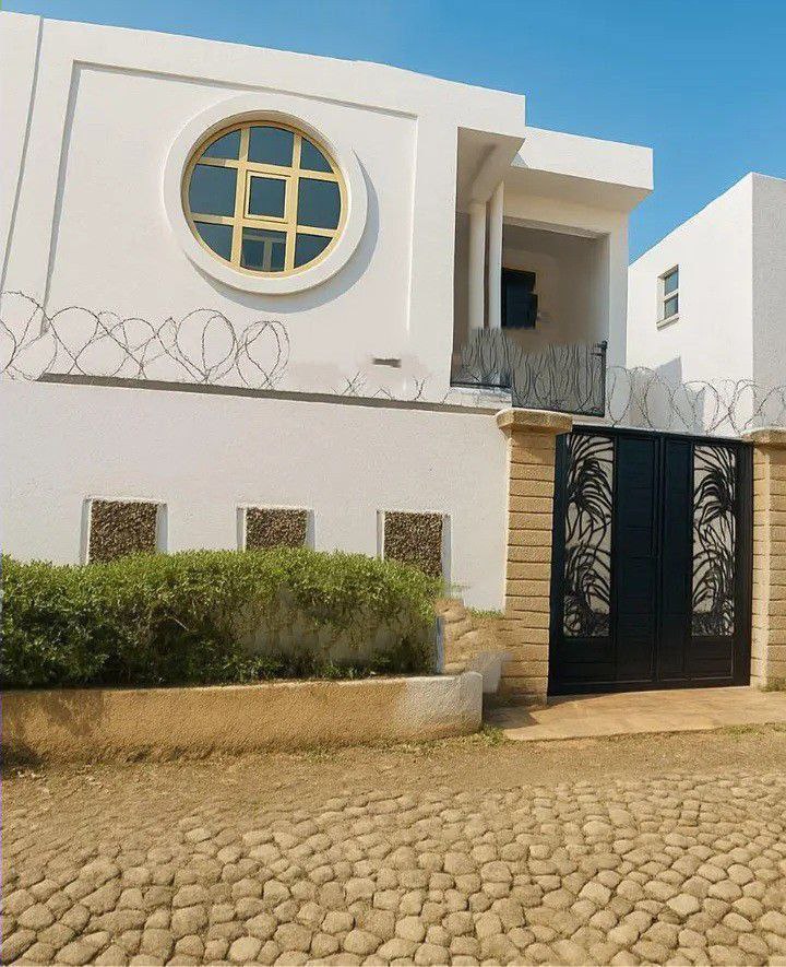 94 ካሬ የሚሸጥ G+1 ቤት በሰሚት ፍየል ቤት