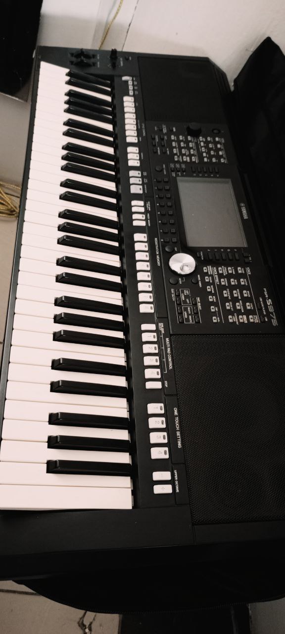 Yamaha PSR 975 Keyboard