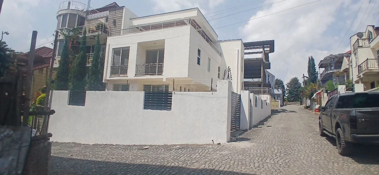 295 ካሬ የሚሸጥ G+2 ቤት በስሚት