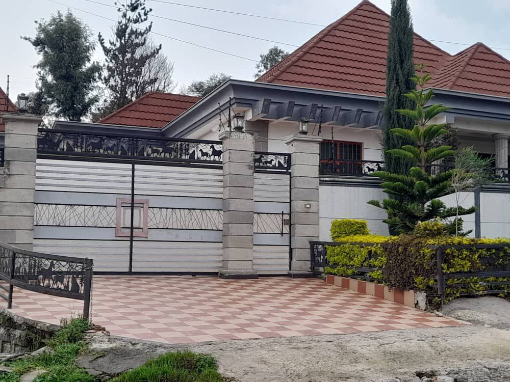 300 ካሬ የሚሸጥ ቪላ ቤት በሰሚት
