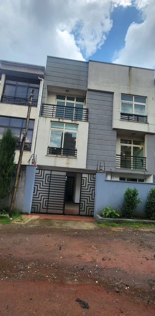 105 ካሬ የሚሸጥ G+2 ቤት በአያት