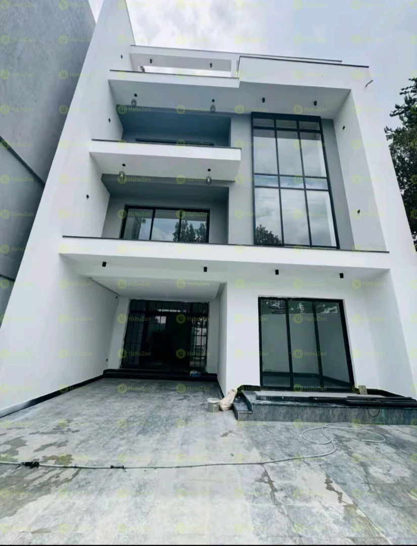 230 ካሬ የሚሸጥ ቅንጡ G+3 ቤት በመገናኛ