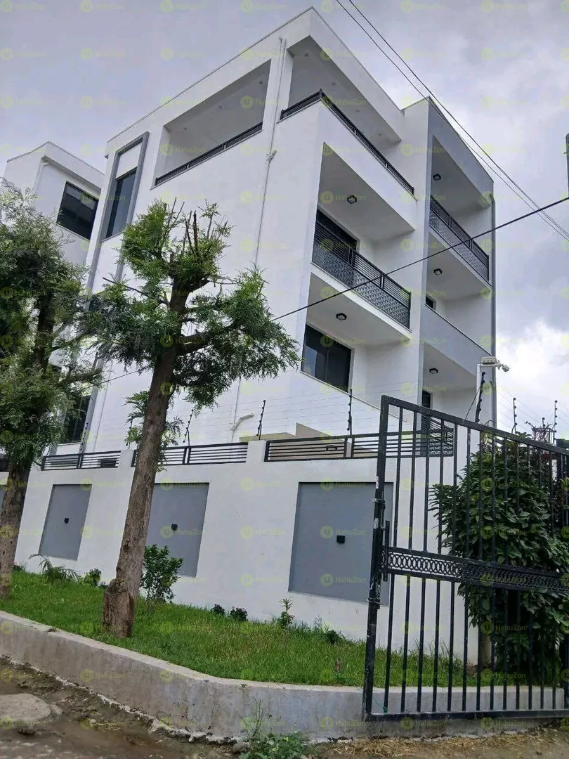 175 ካሬ የሚሸጥ G+2 ቤት ሰሚት