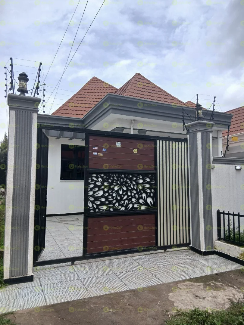 165 ካሬ የሚሸጥ ቤት በሰሚት