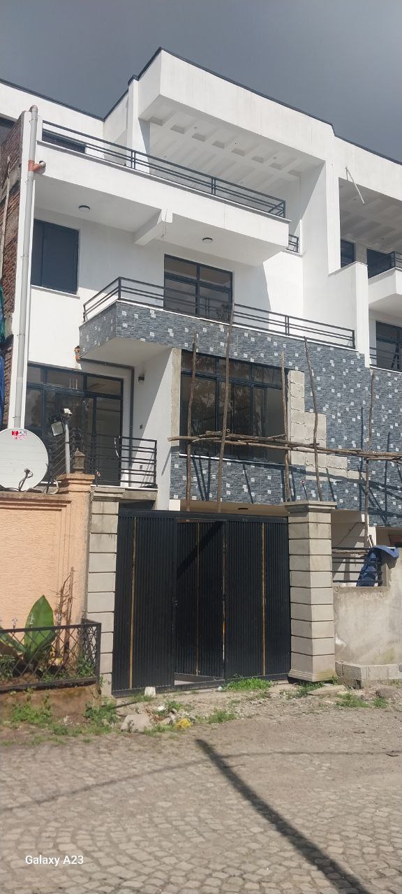 165 ካሬ የሚሸጥ G+3 ቤት በሰሚት