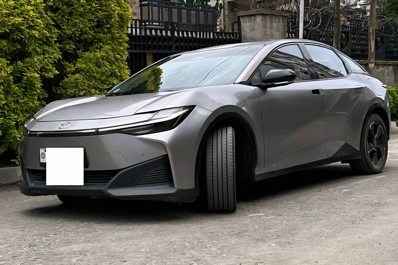 2023 Model-Toyota MBZ3 EV