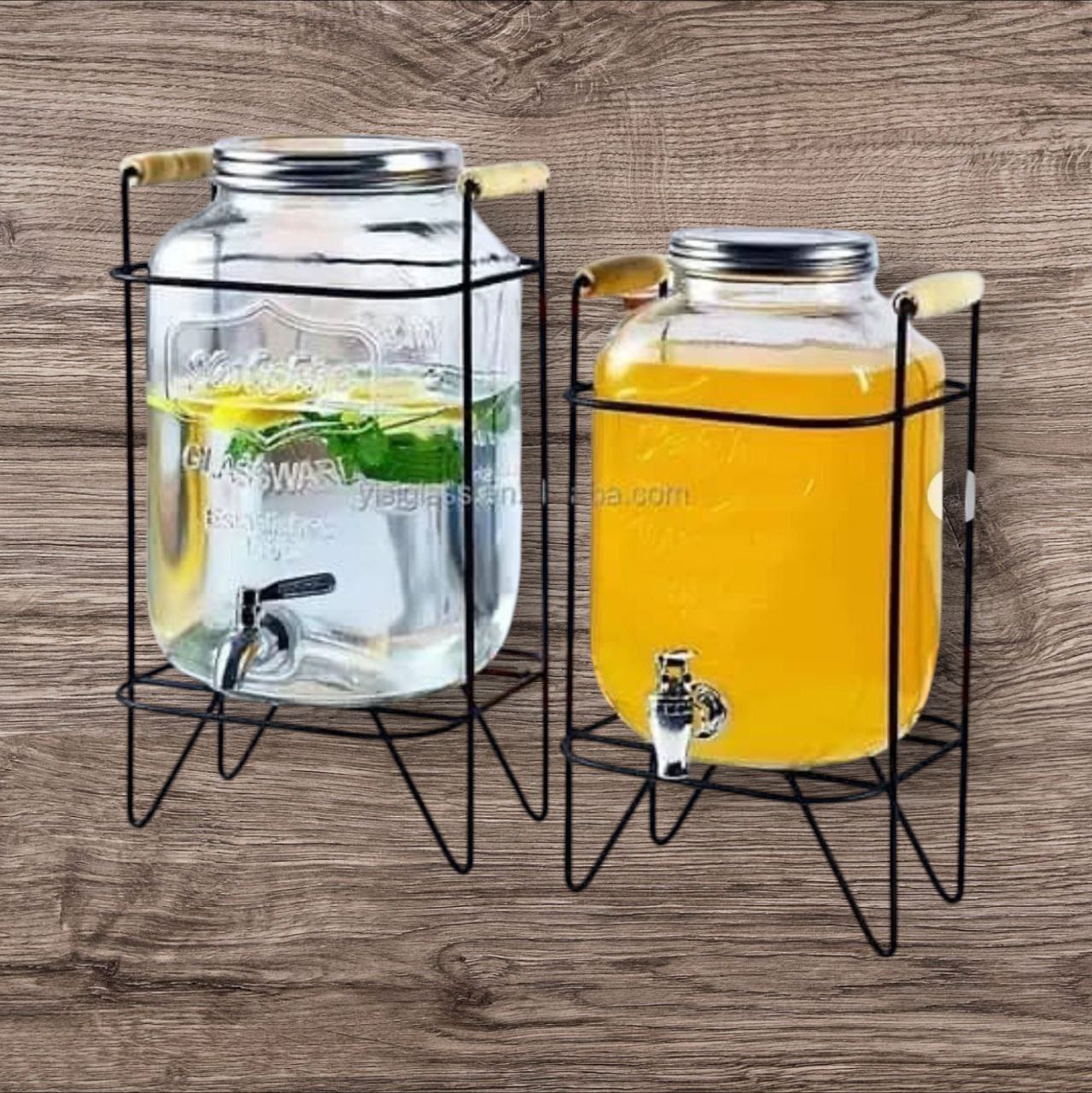 የተለያዩ መጠጦችን ማቅረቢያ ጃር