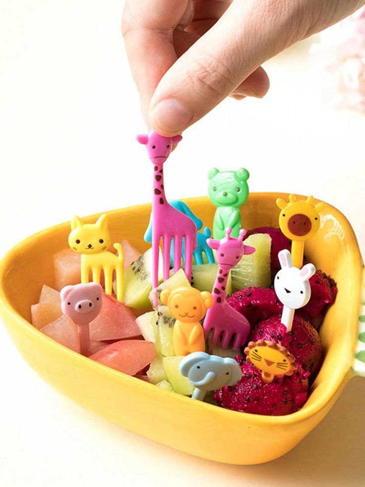 ትንንሽ የእንስሳት ቅርጽ ያላቸው የፍራፍሬ ሹካዎች ወይም የምግብ መምረጫዎች