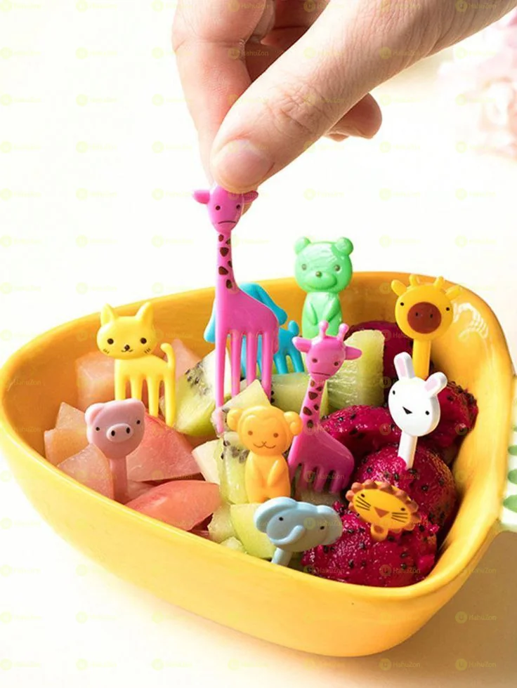 ትንንሽ የእንስሳት ቅርጽ ያላቸው የፍራፍሬ ሹካዎች ወይም የምግብ መምረጫዎች