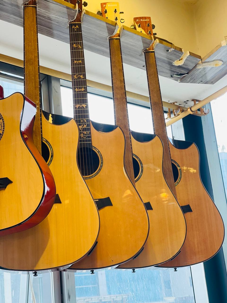 FR.Antonio 810 Guitar