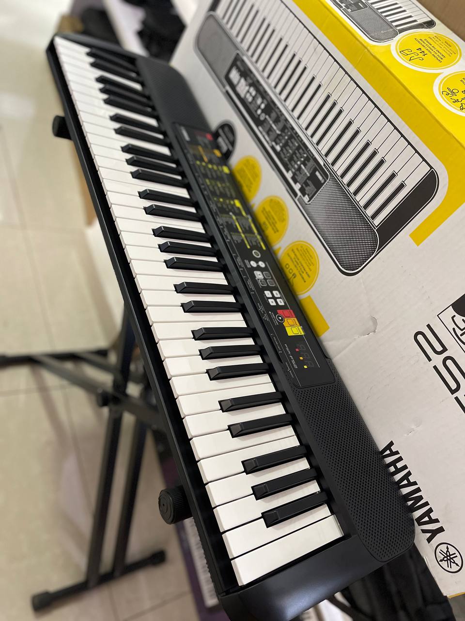Yamaha F52 Keyboard