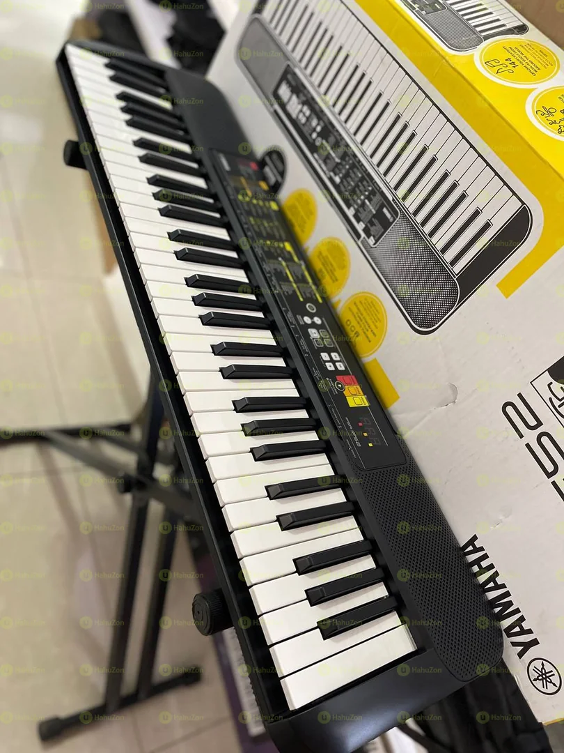 Yamaha F52 Keyboard