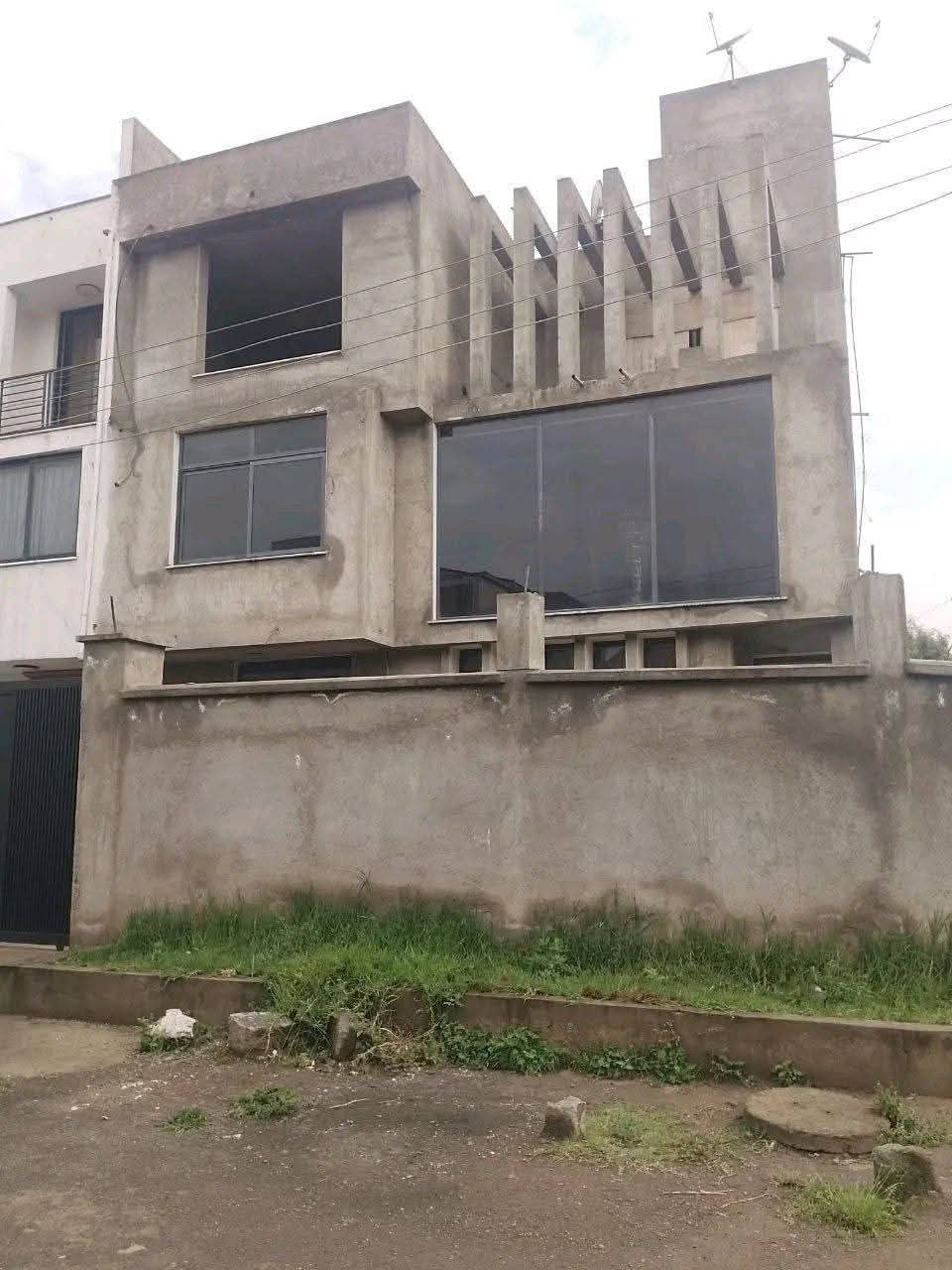 250ካሬ የሚሸጥ G+2 ቤት በ ሰሚት