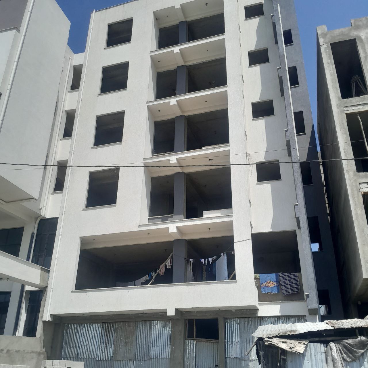 250 ካሬ የሚሸጥ G+5 ህንጻ በአያት