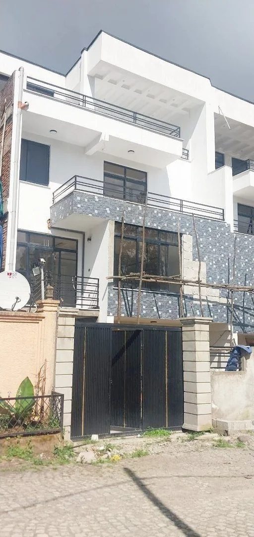 165 ካሬ የሚሸጥ G+3 ቤት በሰሚት ፍየል ቤት