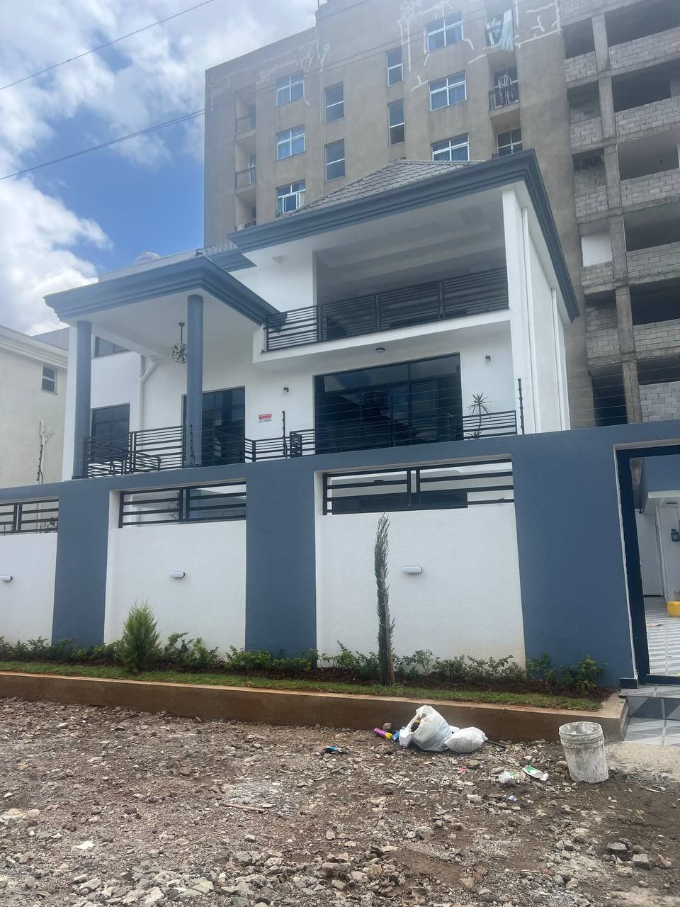 400 ካሬ የሚሸጥ G+2 ቤት በአያት