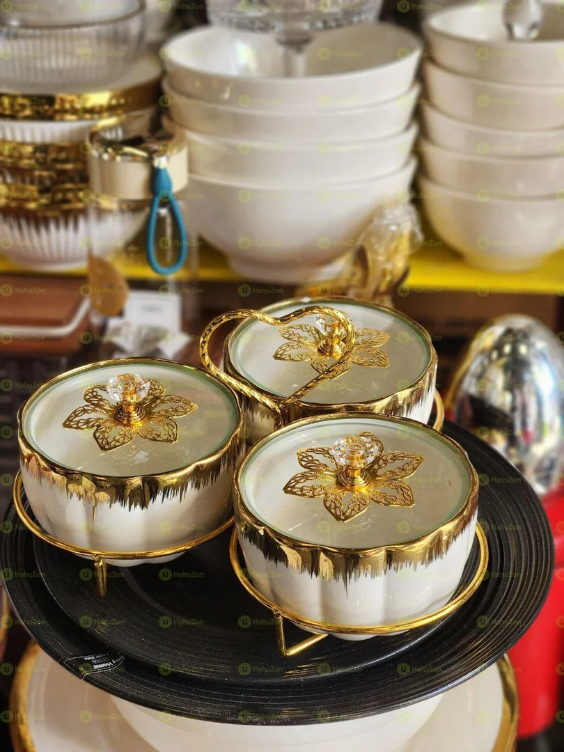 ባለ ሶስት ሸክላ ማቅረቢያ