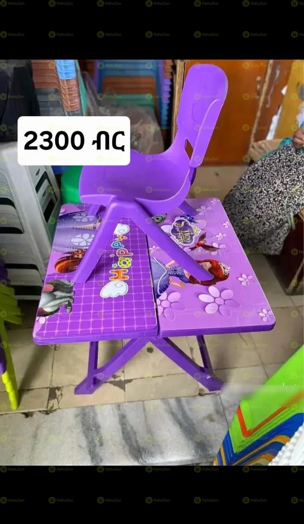 የልጆች ጠረጴዛ እና ወንበር