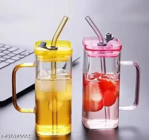 ዘመናዊ ስትሮ ያላቸው የብርጭቆ ማግ