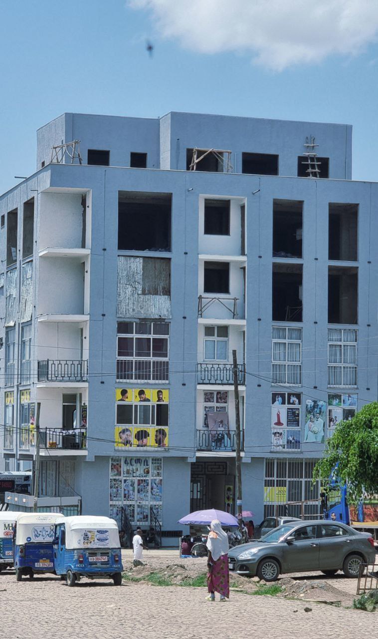 200 ካሬ የሚሸጥ B+G+4 ህንጻ በሀይሌ ጋርመንት