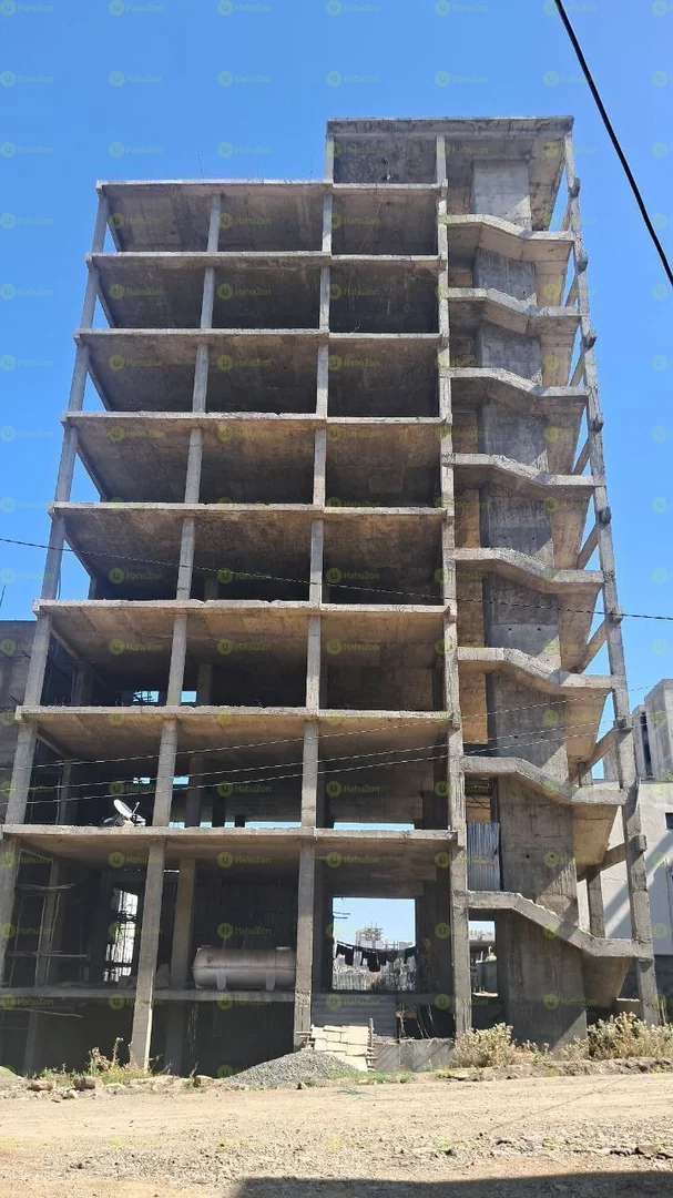 482 ካሬ የሚሸጥ B+G+8  ህንጻ በአያት