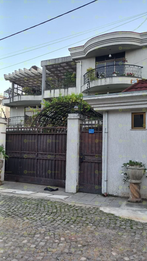 500 ካሬ የሚሸጥ G+2 ቤት በአያት ዞን