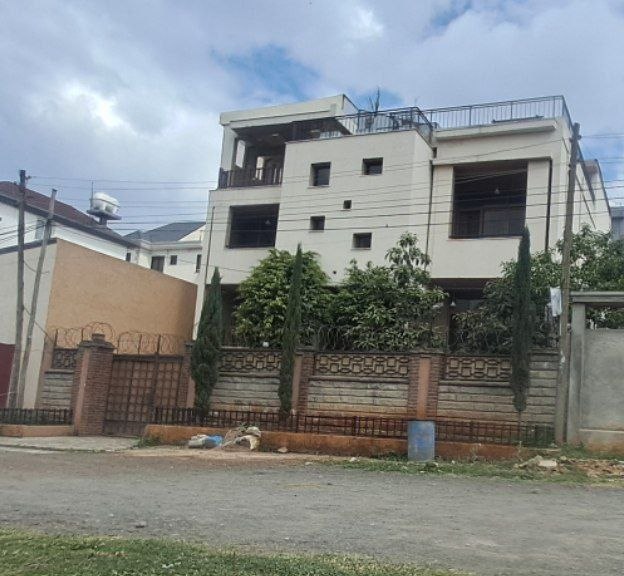 400 ካሬ የሚሸጥ G+3  ቤት በለቡ