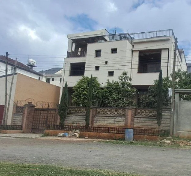 400 ካሬ የሚሸጥ G+3  ቤት በለቡ