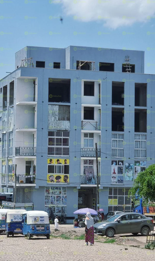 200 ካሬ የሚሸጥ G+4 ህንጻ በሃይሌ ጋርመንት