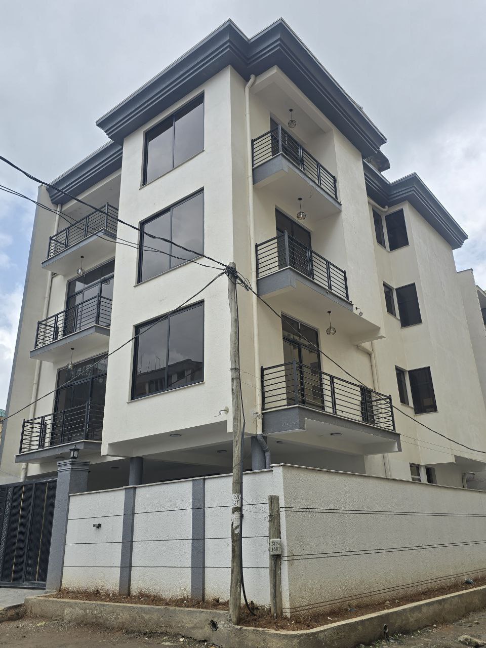 200 ካሬ የሚሸጥ G+3 ቤት በአያት