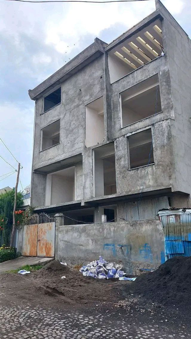 200 ካሬ የሚሸጥ G+3 ቤት በአያት