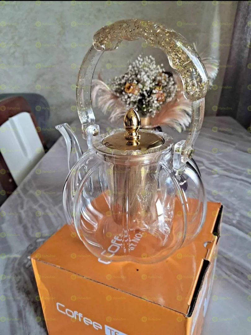 ውብ እና ማራኪ የሚጣድ ጠርሙስ የሆነ የሻይ ማፍያ