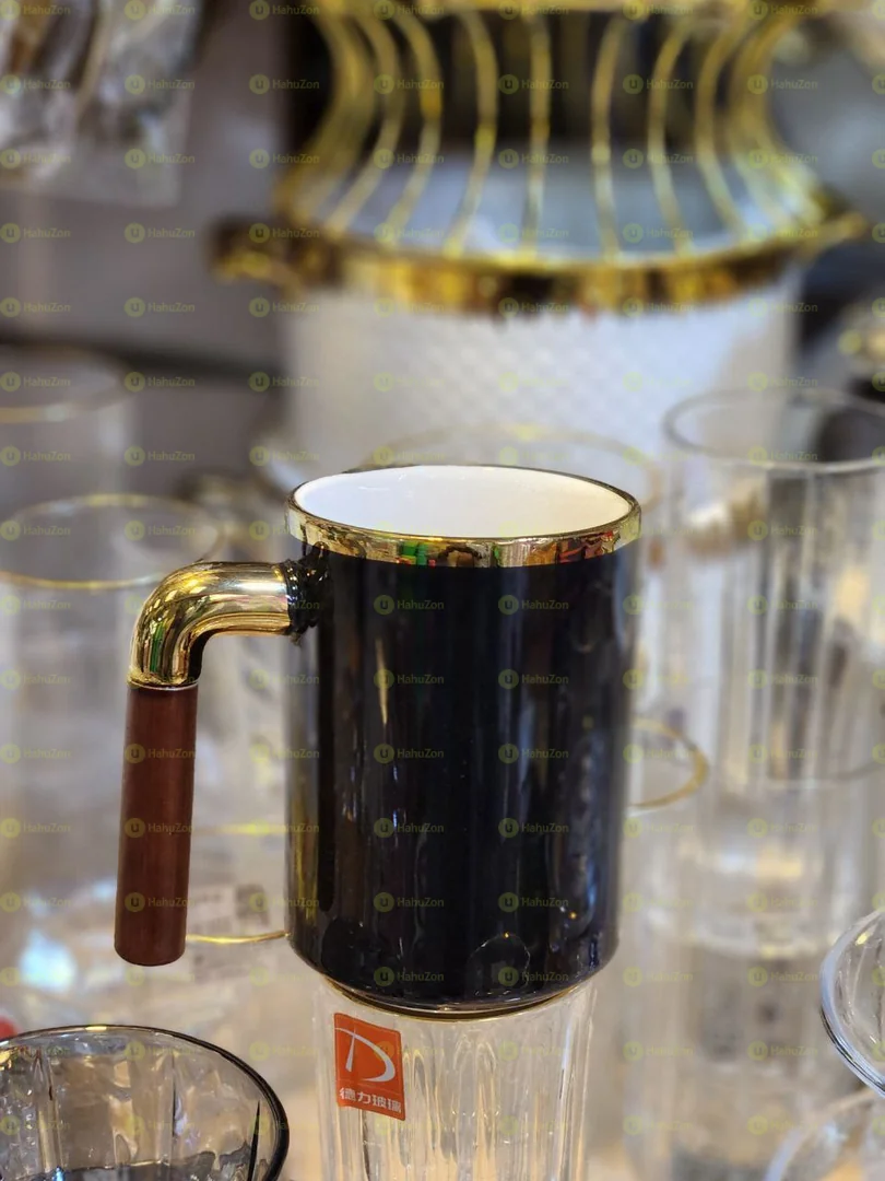 ጎልደን ስታንድ ያለው ማግ