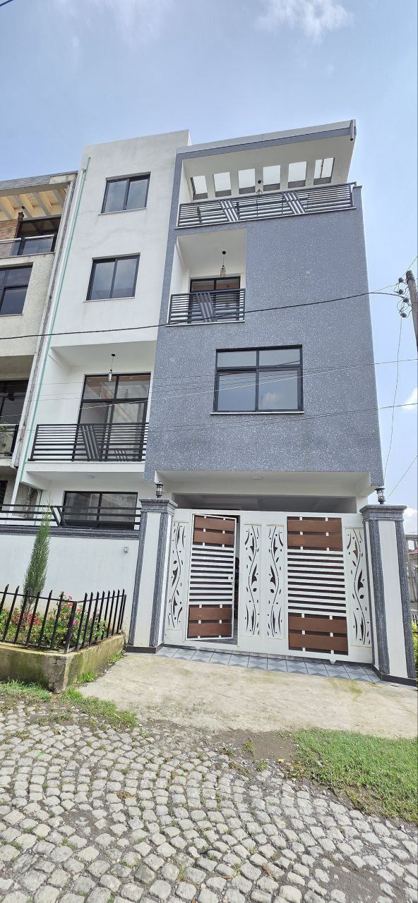 94 ካሬ የሚሸጥ G+2 ቤት በአያት