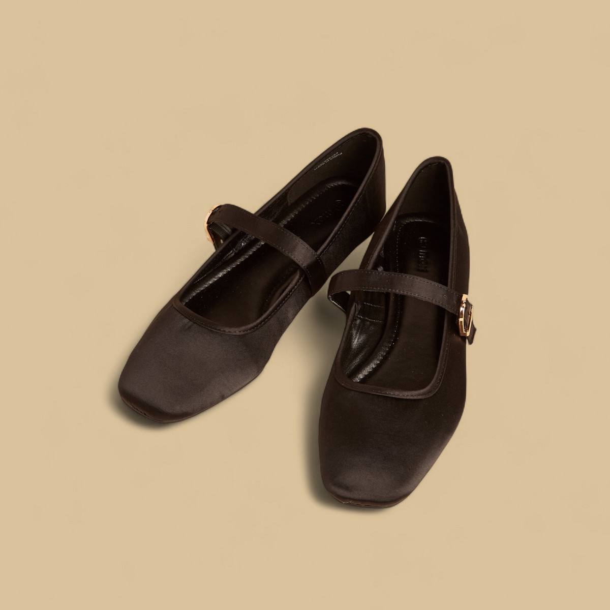 MAX  Ballerina Shoe With Buckle Slosure