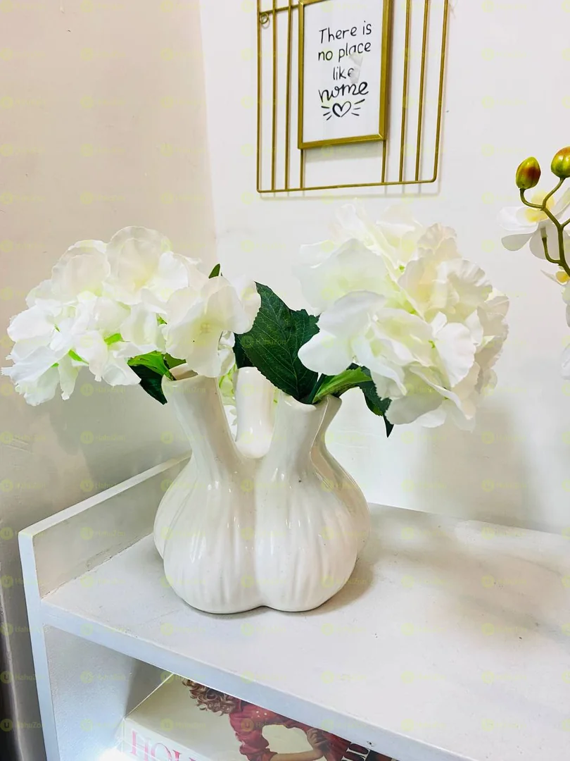 Knollen White Vase with Flower