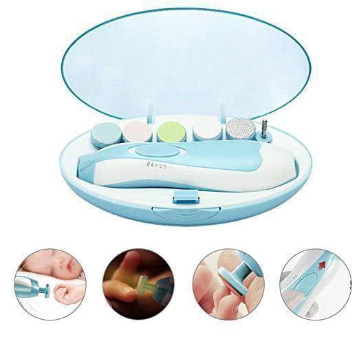 እየሞረደ የልጆችን ጥፍር የሚቆርጥ